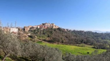 İtalya 'nın Frosinone eyaletinde bir ortaçağ kasabası olan Pofi' nin panoramik manzarası.