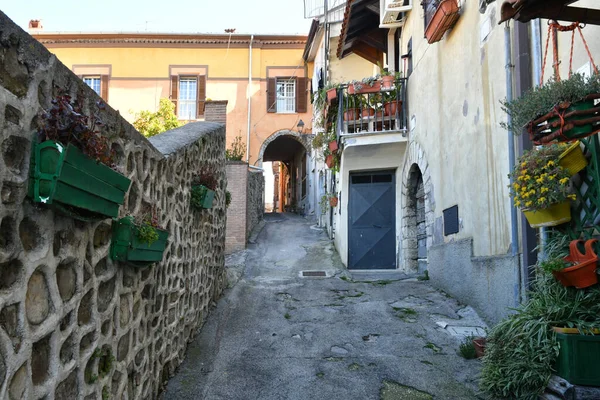 イタリアのフロジノーネ州の中世の町 トルライスの古い家の間の通り — ストック写真