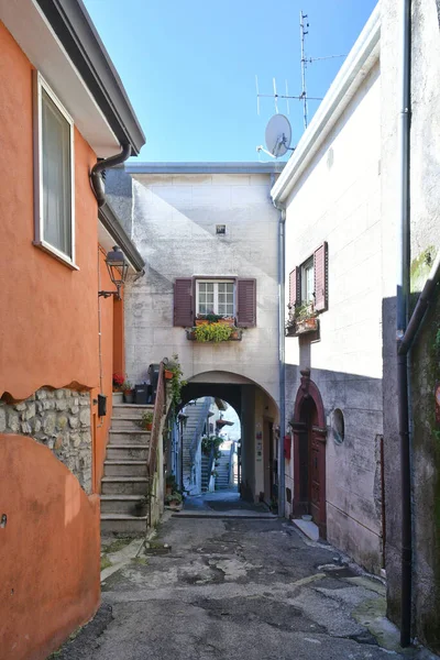 Una Calle Entre Las Antiguas Casas Torrice Una Ciudad Medieval —  Fotos de Stock