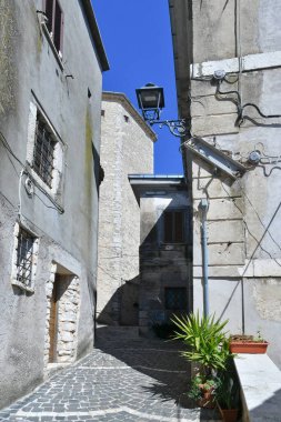 İtalya 'nın Lazio eyaletinde tarihi bir kasaba olan Torre Cajetani' nin eski evleri arasında dar bir sokak..