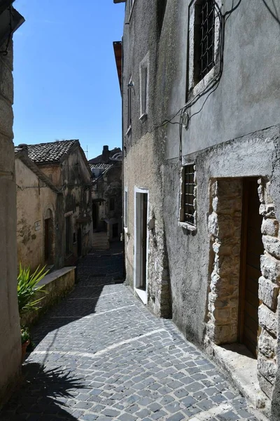 Een Smalle Straat Tussen Oude Huizen Van Torre Cajetani Een — Stockfoto