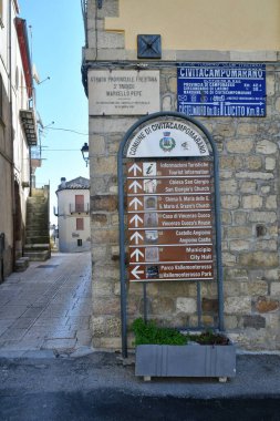 İtalya 'nın Molise eyaletindeki tarihi bir kasaba olan Civitacampomarano' nun eski evleri arasında dar bir sokak..