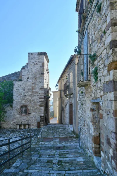 意大利莫利斯州历史名城Civitacampomarano老房子中间的一条狭窄街道 — 图库照片