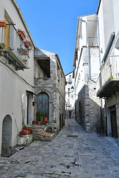 イタリアのモリーズ州の歴史的な町 シビタカンパマラーノの古い家の間の狭い通り — ストック写真