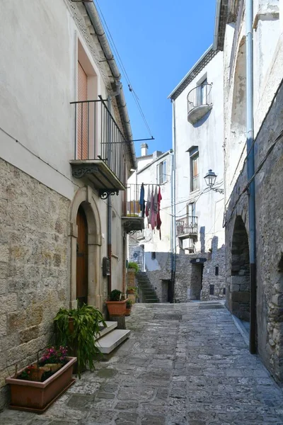 意大利莫利斯州历史名城Civitacampomarano老房子中间的一条狭窄街道 — 图库照片