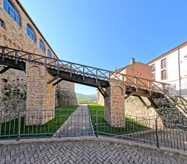 Most Zwodzony Średniowiecznego Zamku Civitacampomarano Wiosce Molise Prowincji Campobasso Włochy — Zdjęcie stockowe