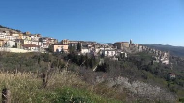 İtalya 'nın Campobasso eyaletinde bir ortaçağ kasabası olan Civitacampomarano' nun kırsal manzarası.