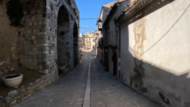 İtalya 'nın Campobasso ilindeki bir ortaçağ kasabası olan Civitacampomarano' nun eski evleri arasında dar bir sokak..