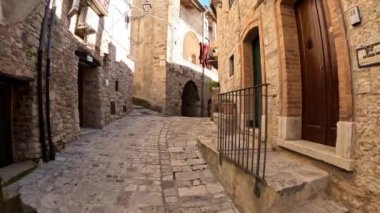 İtalya 'nın Campobasso ilindeki bir ortaçağ kasabası olan Civitacampomarano' nun eski evleri arasında dar bir sokak..