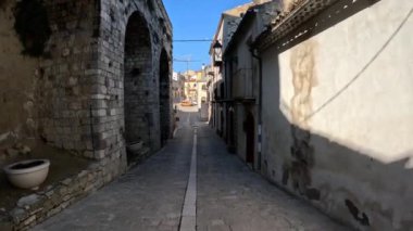 İtalya 'nın Campobasso ilindeki bir ortaçağ kasabası olan Civitacampomarano' nun eski evleri arasında dar bir sokak..