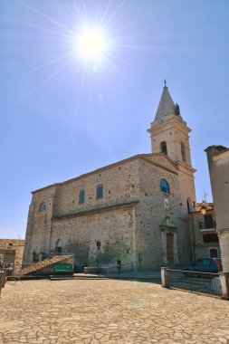 İtalya 'nın Molise eyaletindeki tarihi bir kasaba olan Guardialfiera' nın eski evleri arasında dar bir sokak..