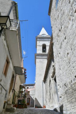 İtalya 'nın Molise eyaletindeki tarihi bir kasaba olan Guardialfiera' nın eski evleri arasında dar bir sokak..