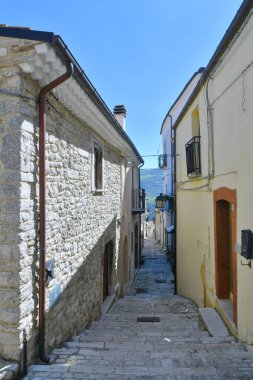 İtalya 'nın Molise eyaletindeki tarihi bir kasaba olan Guardialfiera' nın eski evleri arasında dar bir sokak..