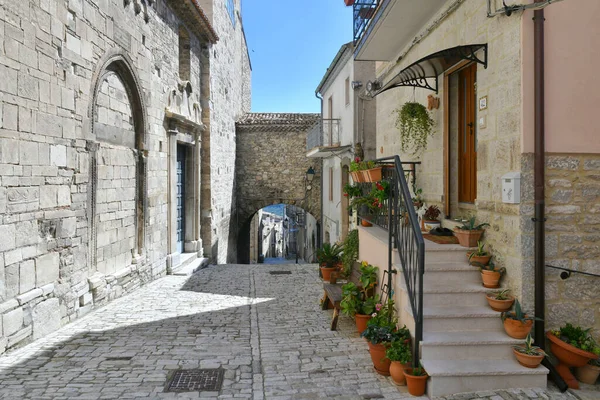 イタリアのモリーゼ州の歴史的な町であるグアルダリフェラの古い家の間の狭い通り — ストック写真