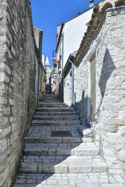 意大利莫利斯州的一个历史性城镇 守护神的老房子中一条狭窄的街道 — 图库照片