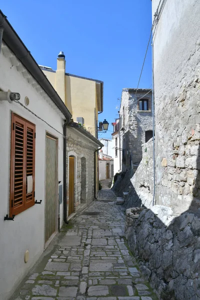 イタリアのモリーゼ州の歴史的な町であるグアルダリフェラの古い家の間の狭い通り — ストック写真