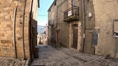 İtalya 'nın Campobasso ilindeki bir ortaçağ kasabası olan Guardialfiera' nın eski evleri arasında dar bir sokak..
