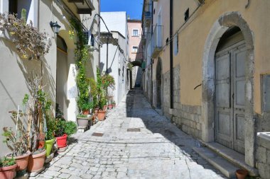 İtalya 'nın Campobasso eyaletindeki bir ortaçağ kasabası olan Larino' nun eski evleri arasında dar bir sokak..