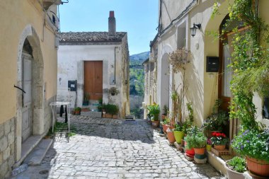 İtalya 'nın Campobasso eyaletindeki bir ortaçağ kasabası olan Larino' nun eski evleri arasında dar bir sokak..