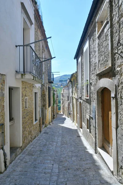 イタリアのカンポバッソ州の中世の町ラリーノの古い家の間の狭い通り — ストック写真