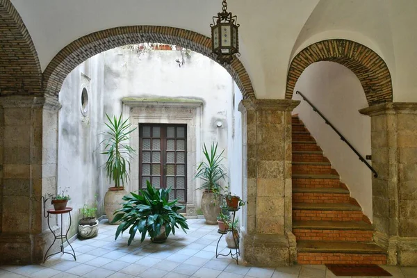 イタリアのカンポバッソ州の歴史的な町ラリーノの中世の地区にある古い家 — ストック写真