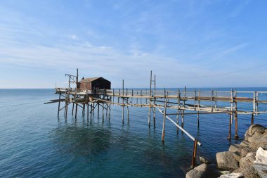 Termoli, İtalya 'da Adriyatik Denizi kıyısındaki bir balıkçı kulübesinin fotoğrafı..