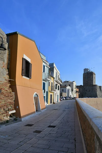 意大利坎波巴索省海滨小镇Termoli的一条狭窄街道 — 图库照片