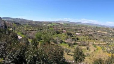 İtalya 'nın Foggia eyaletinde bir ortaçağ kasabası olan Alberona' nın kırsal manzarası.