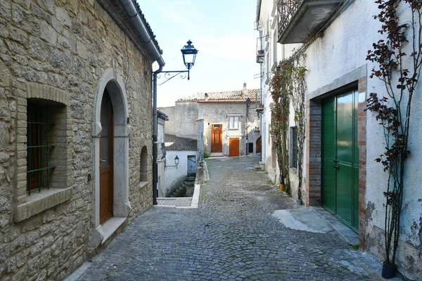 Una Calle Estrecha Alberona Una Ciudad Costera Provincia Foggia Italia —  Fotos de Stock