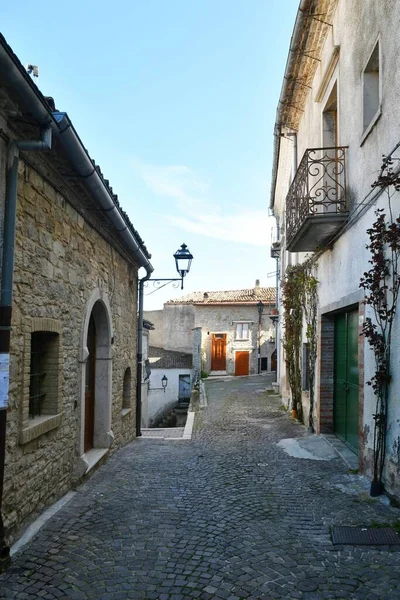 アルベローナの狭い通り イタリアのフォッジャ県の海辺の町 — ストック写真