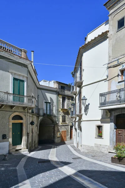 イタリアのプーリア州の歴史的な町 ビッカリの古い家の間の狭い通り — ストック写真