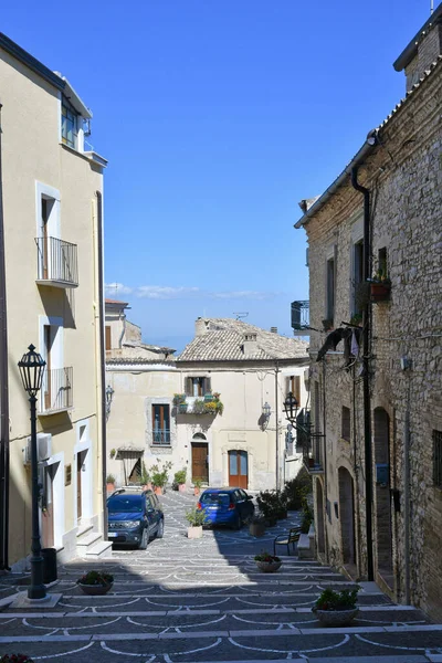 意大利Puglia州的一个历史名城Biccari的老房子中一条狭窄的街道 — 图库照片