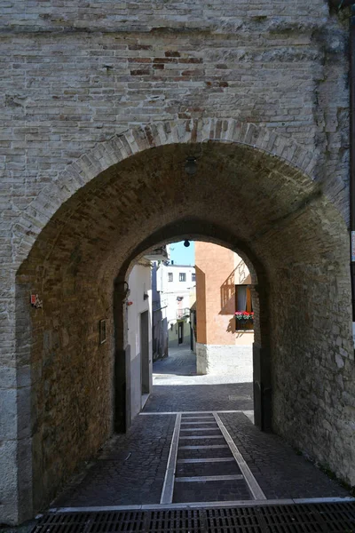イタリアのプーリア州の歴史的な町 ビッカリの古い家の間の狭い通り — ストック写真