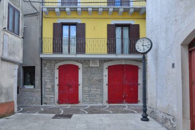 Benevento, İtalya 'nın küçük bir kasabası olan San Lupo' daki eski bir evin cephesi..