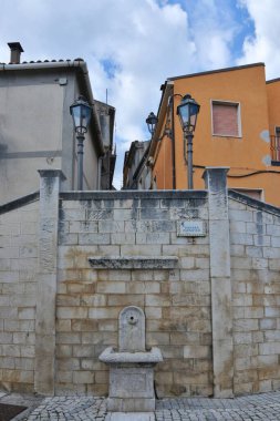 San Lupo 'nun eski evleri arasında dar bir sokak, Benevento' nun küçük bir kasabası, İtalya.