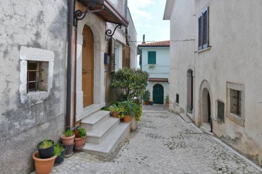 San Lupo 'nun eski evleri arasında dar bir sokak, Benevento' nun küçük bir kasabası, İtalya.