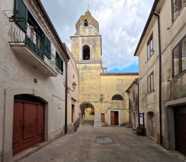 San Lupo 'nun eski evleri arasında dar bir sokak, Benevento' nun küçük bir kasabası, İtalya.