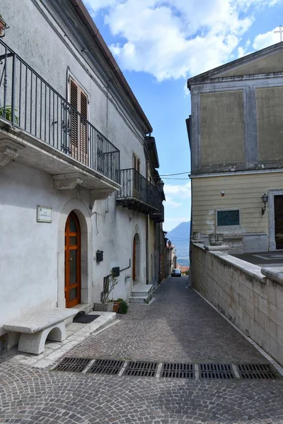 意大利贝内文托省一个小镇San Lupo的老房子中间一条狭窄的街道 — 图库照片