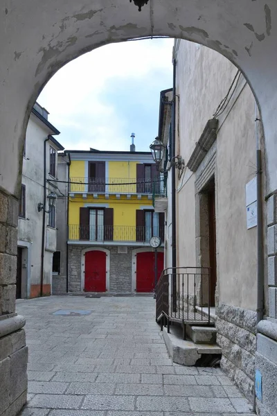 San Lupo 'nun eski evleri arasında dar bir sokak, Benevento' nun küçük bir kasabası, İtalya.