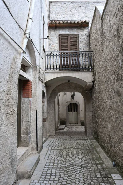 イタリアのベネヴェント州の小さな町 サンルポの古い家の間の狭い通り — ストック写真