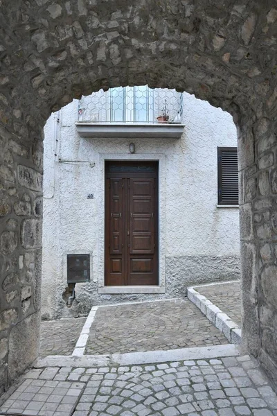 意大利贝内文托省一个小镇San Lupo的老房子中间一条狭窄的街道 — 图库照片