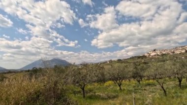 Benevento vilayetindeki kırsal ve ekinlerin manzarası. Arka planda bu bölgenin ortaçağ köylerinden birini görebilirsiniz, İtalya..