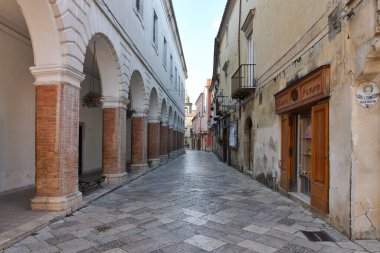 İtalya 'nın Benevento ilinin küçük bir kasabası olan Sant' Agata de 'Goti' nin eski evleri arasında dar bir sokak.