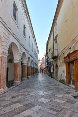 İtalya 'nın Benevento ilinin küçük bir kasabası olan Sant' Agata de 'Goti' nin eski evleri arasında dar bir sokak.