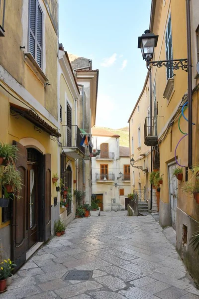 イタリア ベネヴェント州の小さな町 サンアガタ ゴティの古い家の間の狭い通り — ストック写真
