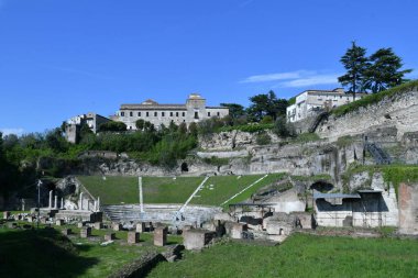 İtalya 'nın Caserta eyaletindeki eski bir kasaba olan Sessa Aurunca antik Roma tiyatrosu..