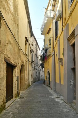 İtalya 'nın Caserta ilinin küçük bir kasabası olan Sessa Aurunca' nın eski evleri arasında dar bir sokak..