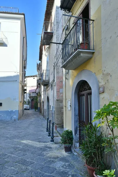Una Calle Estrecha Entre Las Antiguas Casas Sessa Aurunca Una — Foto de Stock