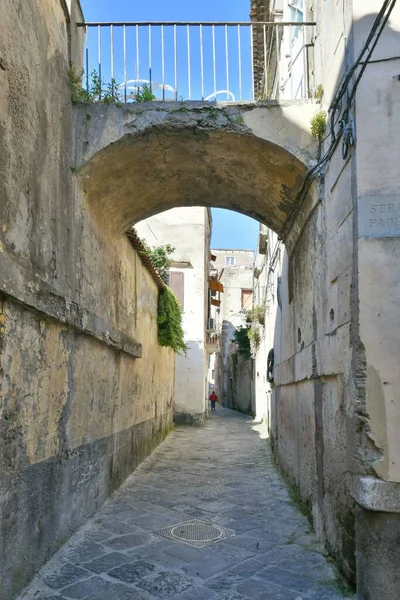 意大利卡塞尔塔省小镇Sessa Aurunca老房子中间的一条狭窄街道 — 图库照片
