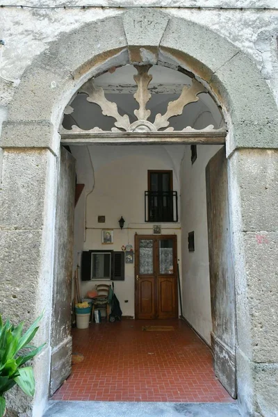 意大利卡塞尔塔省Sessa Aurunca镇一座老房子的入口 — 图库照片